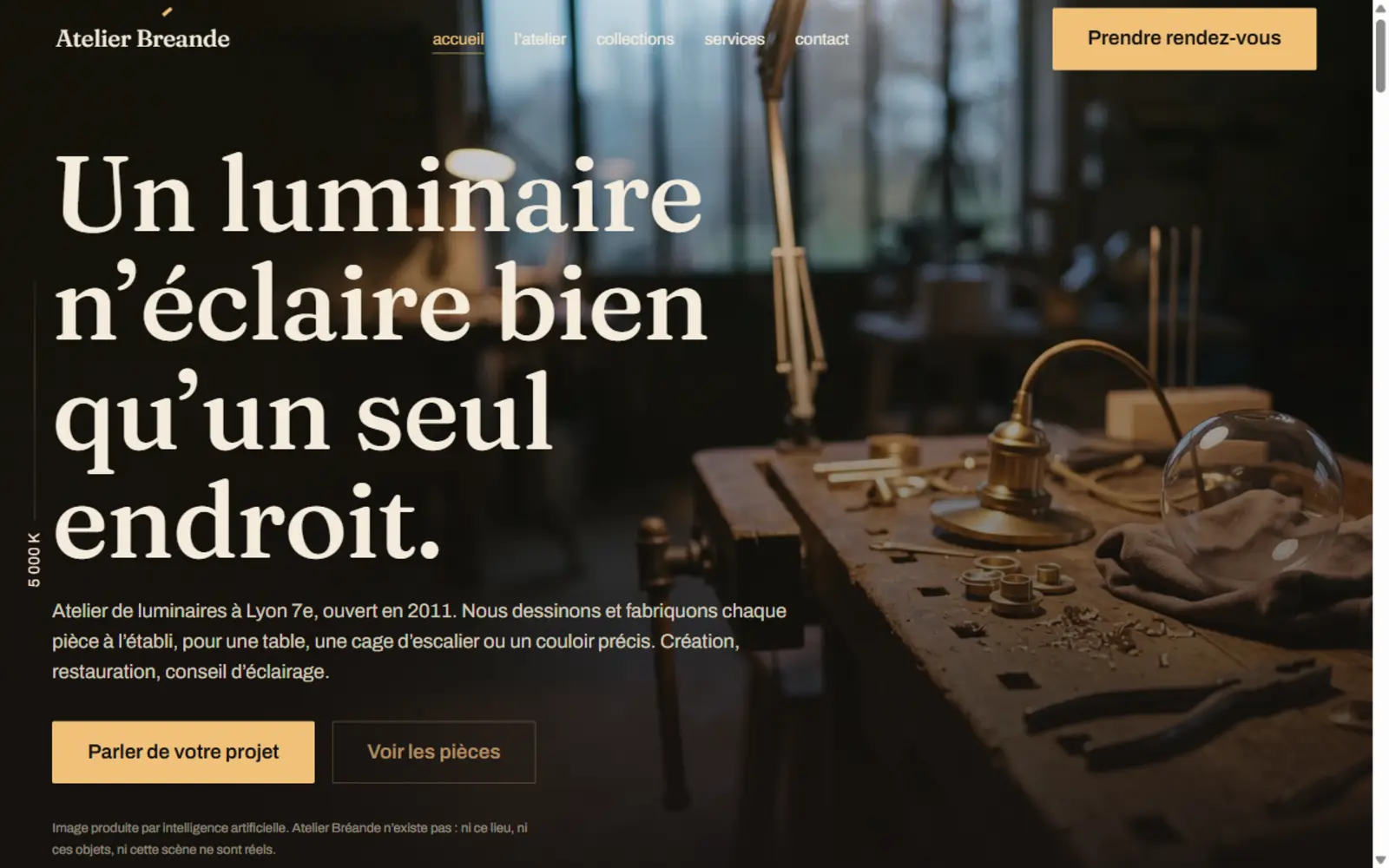 Page d’accueil du site de démonstration : un établi d’atelier de luminaires le soir, pièces de laiton et globe de verre, surmonté d’un grand titre serif ; en marge gauche, une fine échelle graduée en kelvins ; sous les boutons, une mention précise que l’image est produite par intelligence artificielle et que l’atelier est fictif.