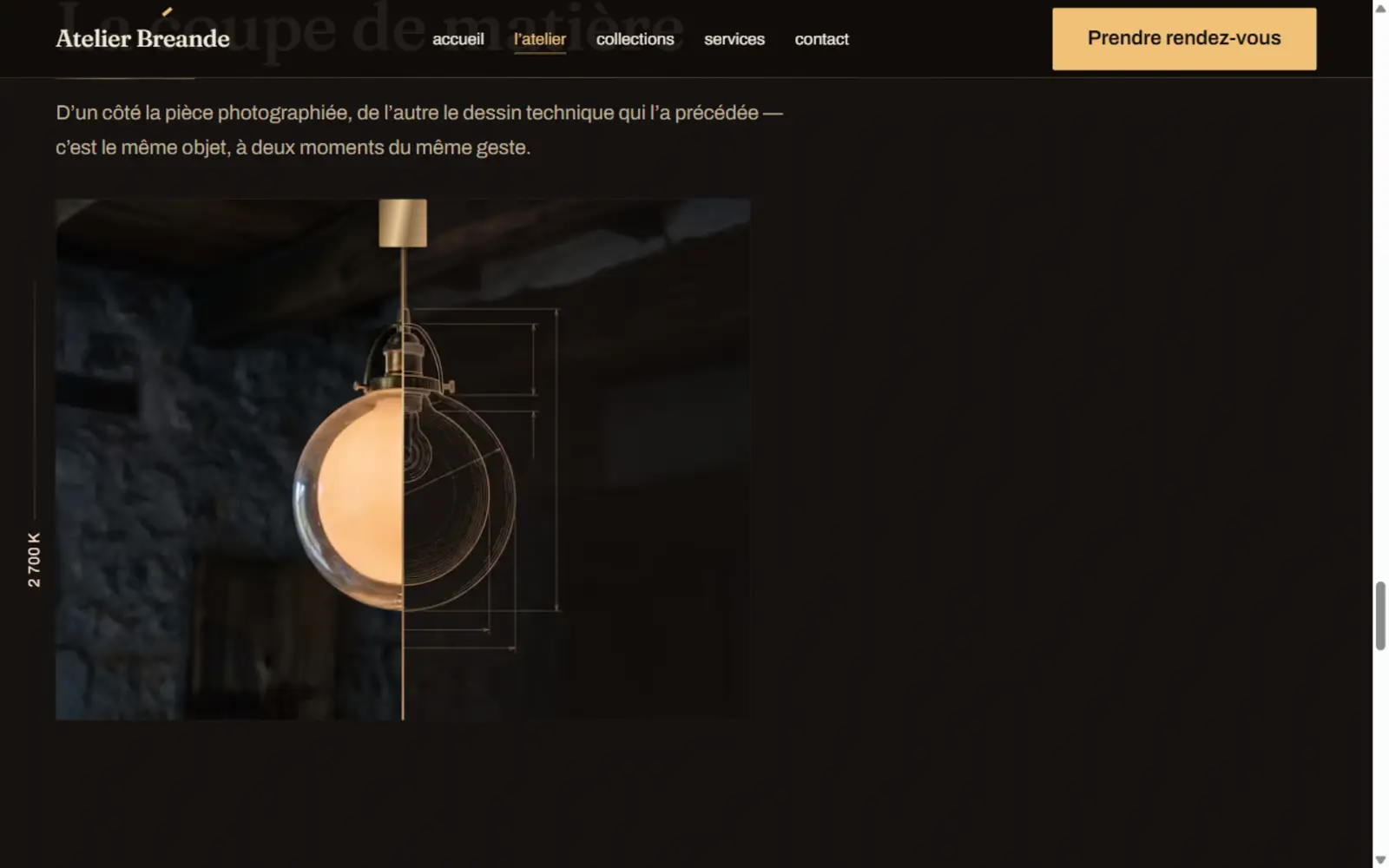 Page de l’atelier : une suspension de verre et laiton coupée en deux par un trait vertical — à gauche la photographie de la pièce finie, à droite le dessin technique au trait de laiton qui l’a précédée, parfaitement superposés.